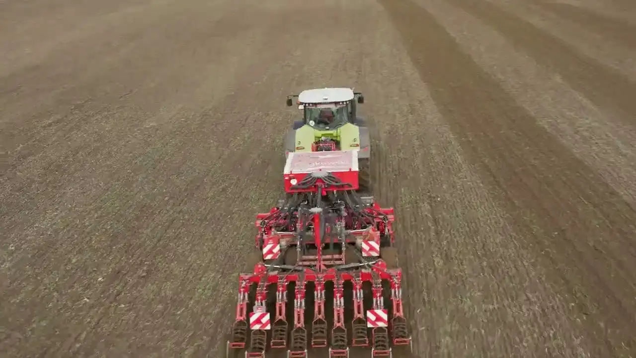 Uprawa pasowa w polu Agregat Czajkowski do uprawy pasowej strip-till podczas pracy na polu